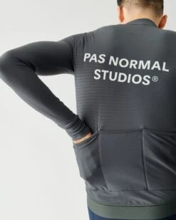 Pas Normal Studios Essential Long Sleeve Jersey Man Dark Grey 7 Pas Normal Studios Essential Long Sleeve Jersey Man Dark Grey -Bicycle Equipment Store 984887 800 auto